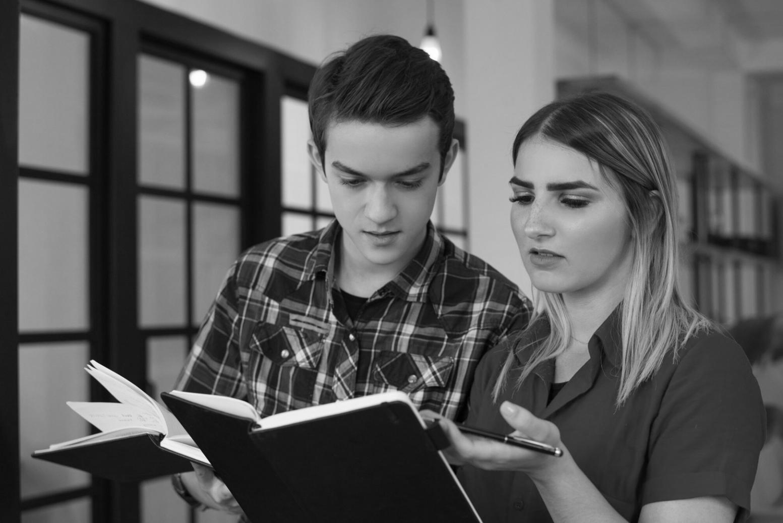 Finanzanalyst arbeitet mit Unternehmensdaten und Bewertungsmodellen