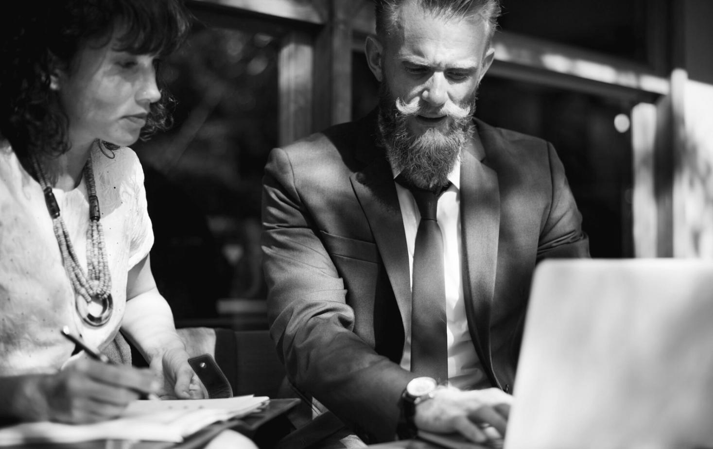 Modernes Finanzanalyse-Setup mit professioneller Software