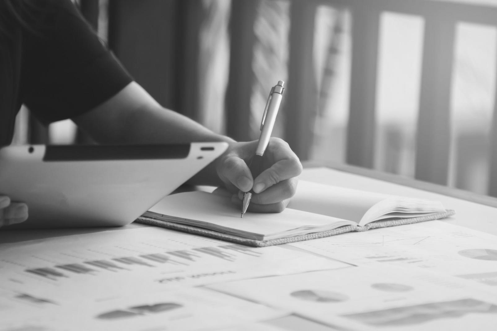 Moderne Finanzanalyse Arbeitsplätze im solivatrixon Büro Hamburg